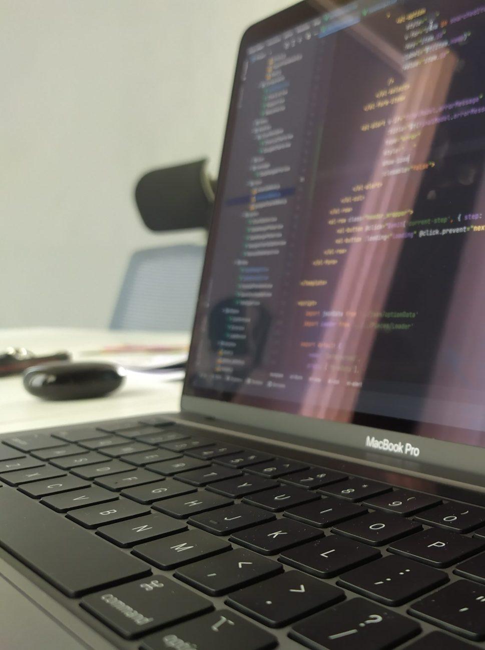 Código en la pantalla de una laptop