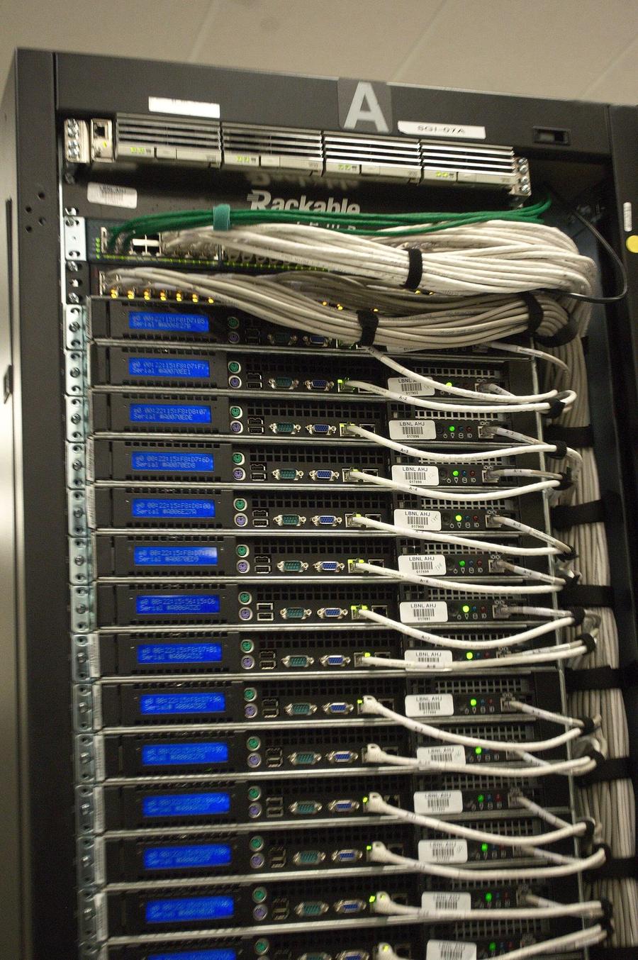 Parte trasera de un rack de servidores con cables